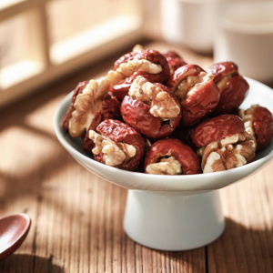 Táo đỏ kẹp óc chó