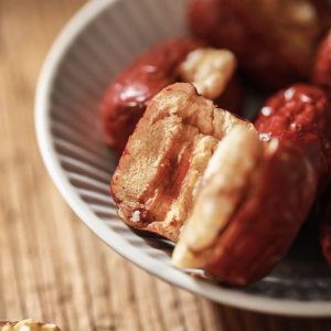 Alternative view of Táo đỏ kẹp óc chó