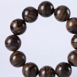 Alternative view of Vòng tay Trầm Hương Cao Cấp Chìm Nước Indonesia