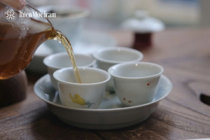 rót trà trong đối ẩm