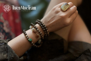 trầm hương càng đeo lâu càng thơm