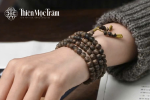 Mùi trầm hòa với cơ địa người đeo