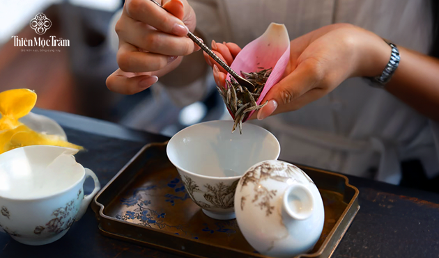 Triết lý sống ẩn trong tách trà ướp gạo sen thủ công